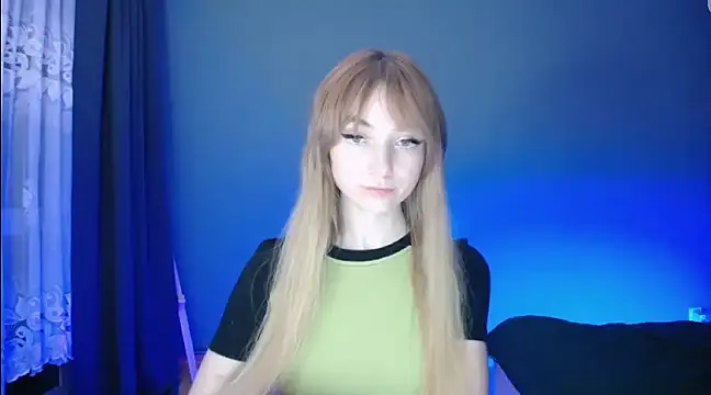 Snapshot of LuciaYoung chatting on 02.26.25 LuciaYoung online show from 02.26.25