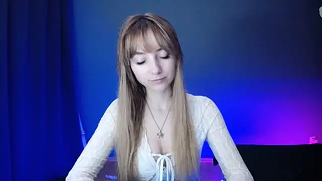 Snapshot of LuciaYoung chatting on 02.28.25 LuciaYoung online show from 02.28.25