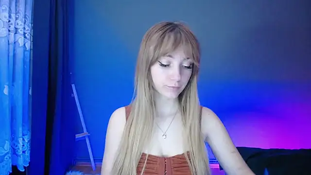 Snapshot of LuciaYoung chatting on 03.05.25 LuciaYoung online show from 03.05.25