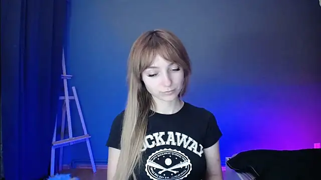 Snapshot of LuciaYoung chatting on 03.07.25 LuciaYoung online show from 03.07.25