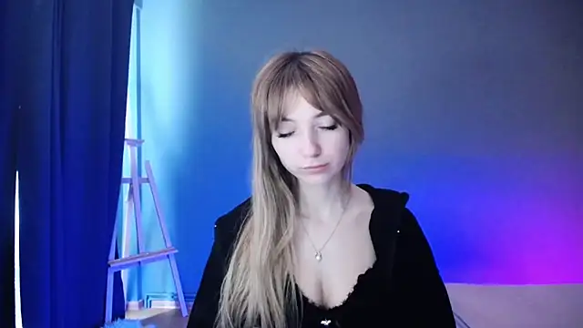 Snapshot of LuciaYoung chatting on 03.08.25 LuciaYoung online show from 03.08.25