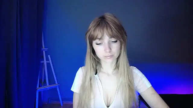 Snapshot of LuciaYoung chatting on 03.09.25 LuciaYoung online show from 03.09.25