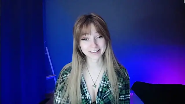 Snapshot of LuciaYoung chatting on 03.10.25 LuciaYoung online show from 03.10.25