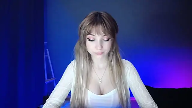 Snapshot of LuciaYoung chatting on 03.11.25 LuciaYoung online show from 03.11.25