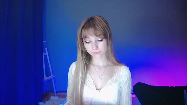 Snapshot of LuciaYoung chatting on 03.11.25 LuciaYoung online show from 03.11.25