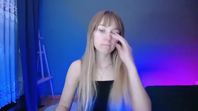 Snapshot of LuciaYoung chatting on 03.17.25 LuciaYoung online show from 03.17.25