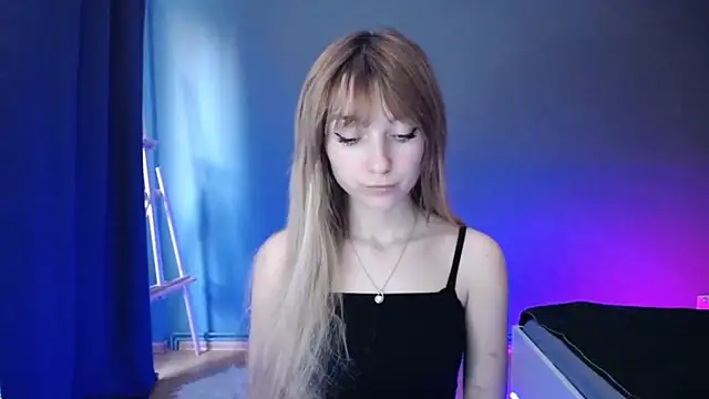 Snapshot of LuciaYoung chatting on 03.18.25 LuciaYoung online show from 03.18.25