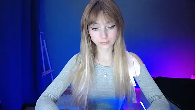 Snapshot of LuciaYoung chatting on 03.18.25 LuciaYoung online show from 03.18.25