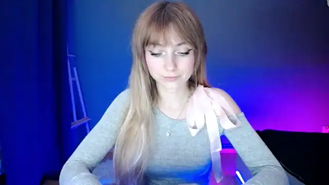 Snapshot of LuciaYoung chatting on 03.18.25 LuciaYoung online show from 03.18.25