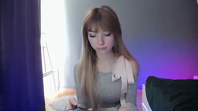 Snapshot of LuciaYoung chatting on 03.19.25 LuciaYoung online show from 03.19.25