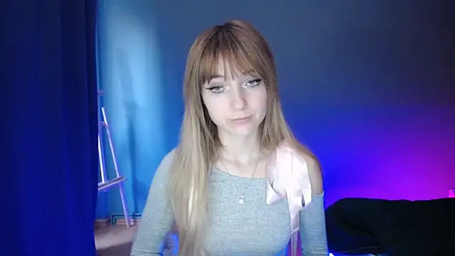 Snapshot of LuciaYoung chatting on 03.19.25 LuciaYoung online show from 03.19.25