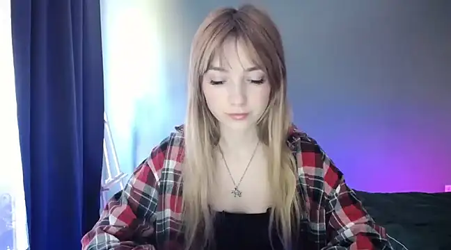 Snapshot of LuciaYoung chatting on 03.20.25 LuciaYoung online show from 03.20.25