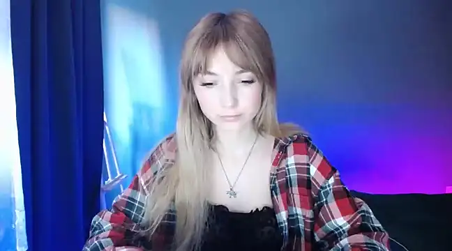 Snapshot of LuciaYoung chatting on 03.20.25 LuciaYoung online show from 03.20.25