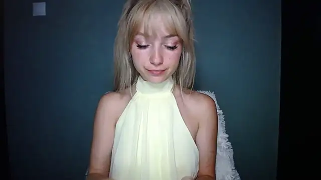 Snapshot of LuciaYoung chatting on 09.08.25 LuciaYoung online show from 09.08.25