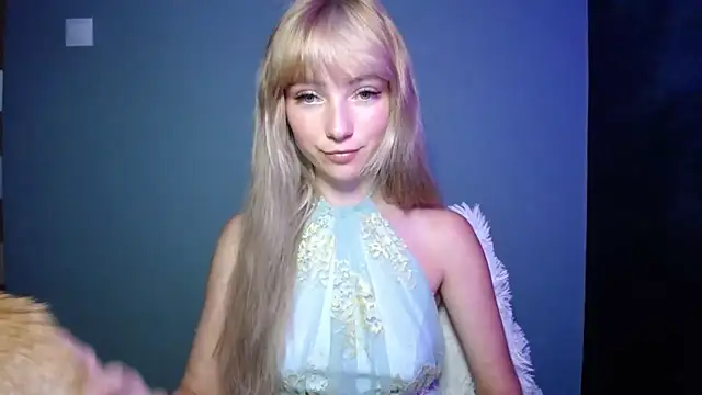 Snapshot of LuciaYoung chatting on 09.09.25 LuciaYoung online show from 09.09.25