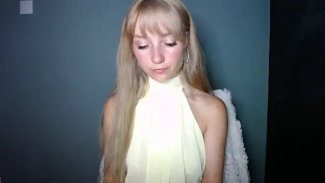 Snapshot of LuciaYoung chatting on 09.10.25 LuciaYoung online show from 09.10.25