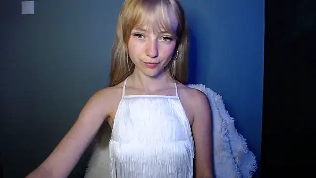 Snapshot of LuciaYoung chatting on 09.12.25 LuciaYoung online show from 09.12.25