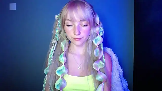 Snapshot of LuciaYoung chatting on 09.12.25 LuciaYoung online show from 09.12.25