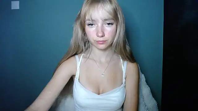 Snapshot of LuciaYoung chatting on 09.13.25 LuciaYoung online show from 09.13.25