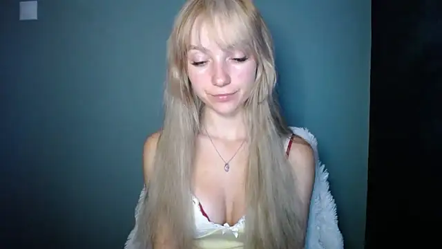 Snapshot of LuciaYoung chatting on 09.13.25 LuciaYoung online show from 09.13.25