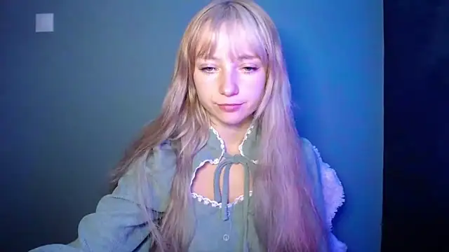 Snapshot of LuciaYoung chatting on 09.16.25 LuciaYoung online show from 09.16.25