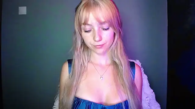 Snapshot of LuciaYoung chatting on 09.17.25 LuciaYoung online show from 09.17.25