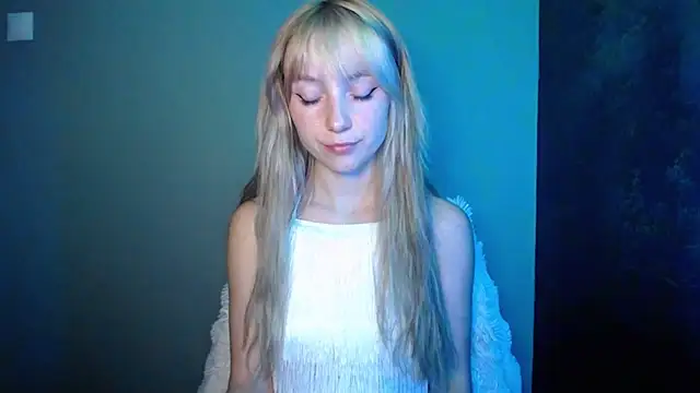 Snapshot of LuciaYoung chatting on 09.21.25 LuciaYoung online show from 09.21.25