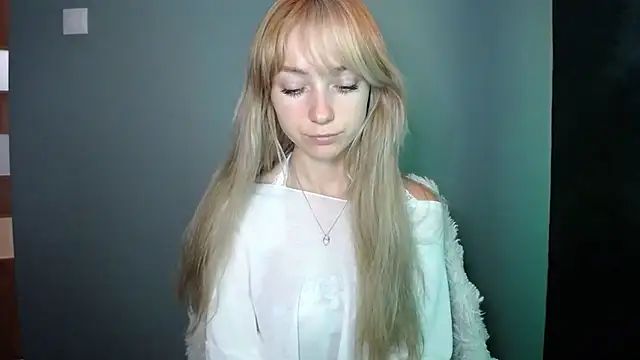 Snapshot of LuciaYoung chatting on 09.23.25 LuciaYoung online show from 09.23.25