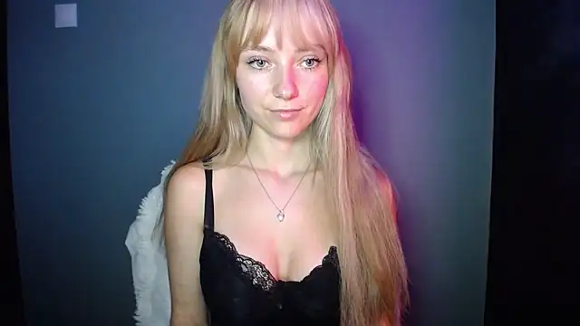 Snapshot of LuciaYoung chatting on 09.25.25 LuciaYoung online show from 09.25.25