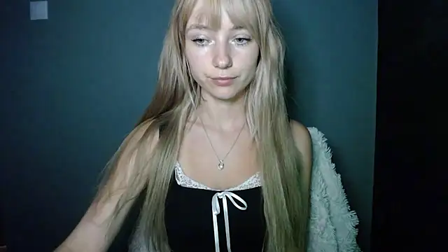 Snapshot of LuciaYoung chatting on 09.26.25 LuciaYoung online show from 09.26.25