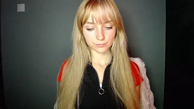 Snapshot of LuciaYoung chatting on 09.27.25 LuciaYoung online show from 09.27.25