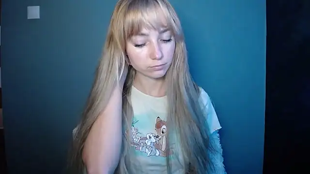 Snapshot of LuciaYoung chatting on 09.29.25 LuciaYoung online show from 09.29.25