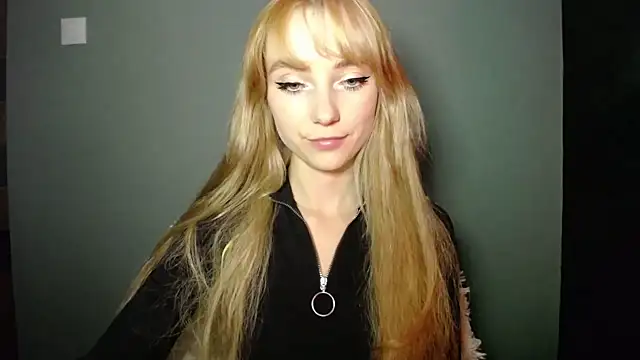 Snapshot of LuciaYoung chatting on 10.01.25 LuciaYoung online show from 10.01.25