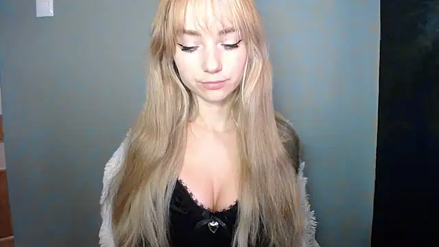 Snapshot of LuciaYoung chatting on 10.02.25 LuciaYoung online show from 10.02.25