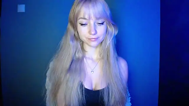 Snapshot of LuciaYoung chatting on 10.04.25 LuciaYoung online show from 10.04.25