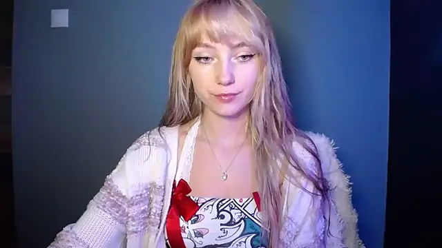 Snapshot of LuciaYoung chatting on 10.04.25 LuciaYoung online show from 10.04.25