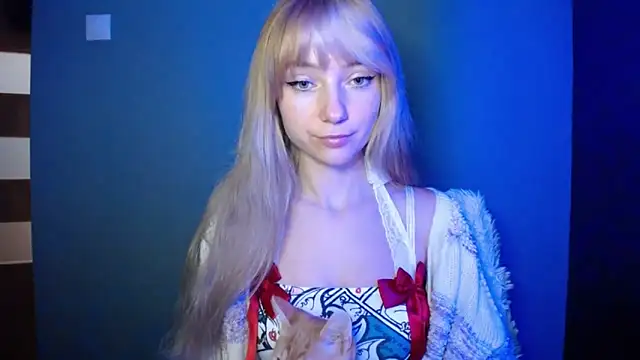 Snapshot of LuciaYoung chatting on 10.05.25 LuciaYoung online show from 10.05.25