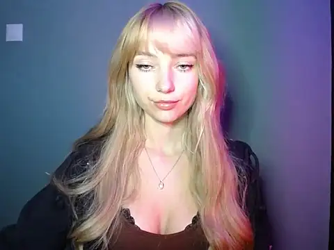 Snapshot of LuciaYoung chatting on 10.06.25 LuciaYoung online show from 10.06.25