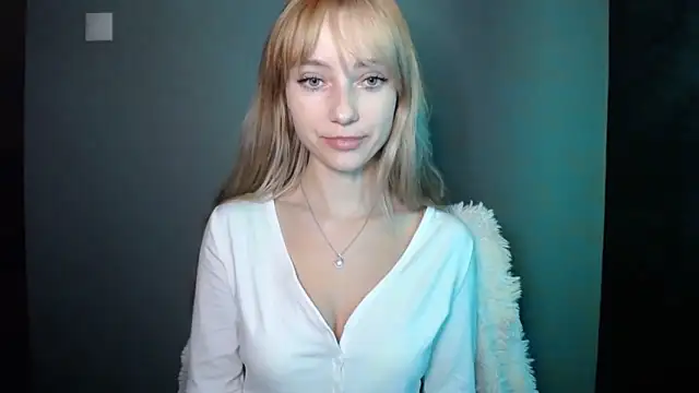 Snapshot of LuciaYoung chatting on 10.08.25 LuciaYoung online show from 10.08.25