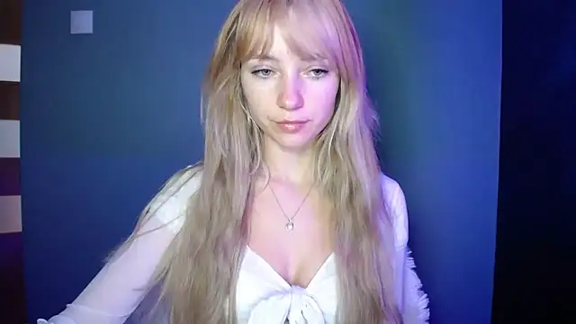 Snapshot of LuciaYoung chatting on 10.09.25 LuciaYoung online show from 10.09.25