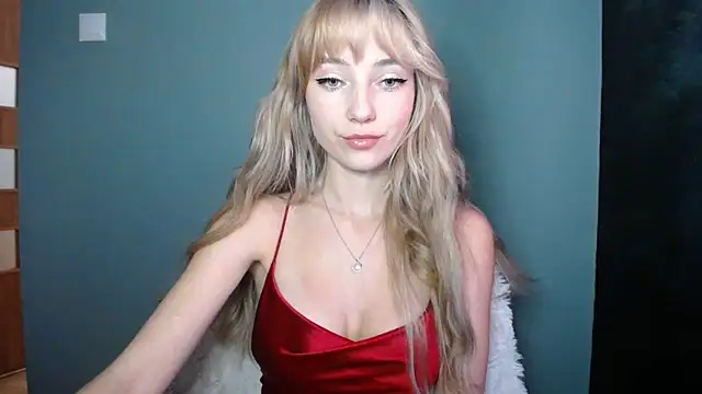 Snapshot of LuciaYoung chatting on 10.10.25 LuciaYoung online show from 10.10.25