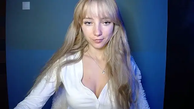 Snapshot of LuciaYoung chatting on 10.11.25 LuciaYoung online show from 10.11.25