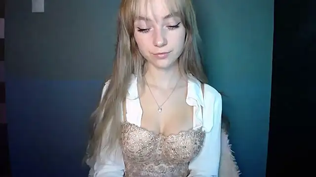 Snapshot of LuciaYoung chatting on 10.16.25 LuciaYoung online show from 10.16.25