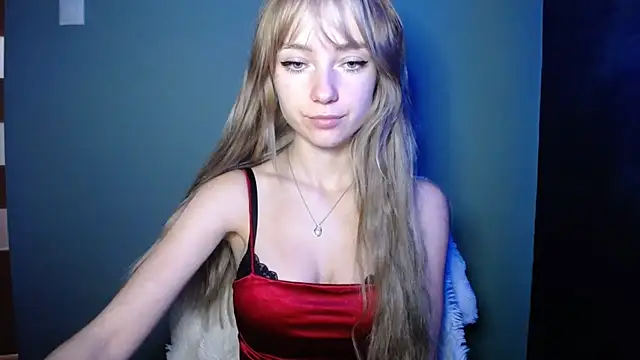 Snapshot of LuciaYoung chatting on 10.17.25 LuciaYoung online show from 10.17.25