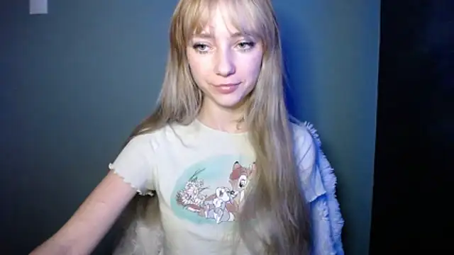 Snapshot of LuciaYoung chatting on 10.23.25 LuciaYoung online show from 10.23.25