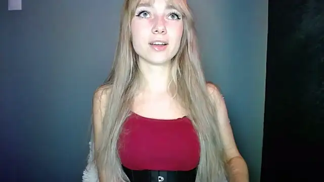 Snapshot of LuciaYoung chatting on 10.23.25 LuciaYoung online show from 10.23.25