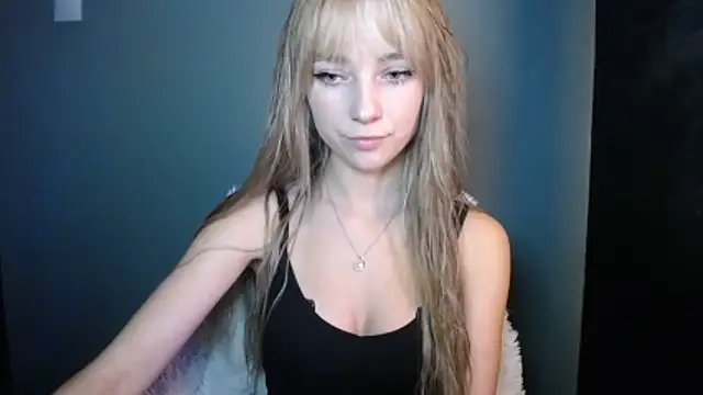 Snapshot of LuciaYoung chatting on 10.24.25 LuciaYoung online show from 10.24.25