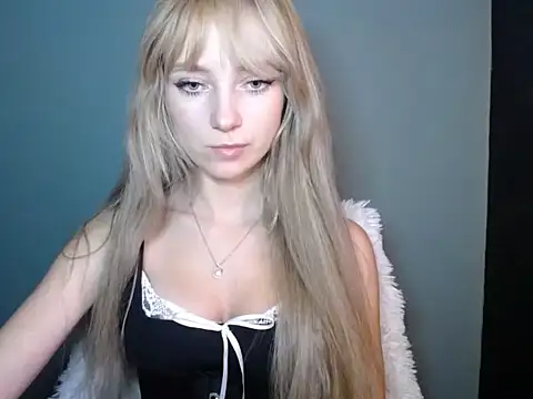 Snapshot of LuciaYoung chatting on 10.29.25 LuciaYoung online show from 10.29.25