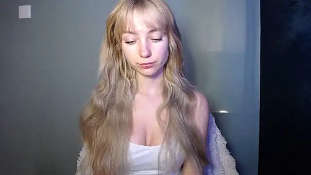 Snapshot of LuciaYoung chatting on 11.07.25 LuciaYoung online show from 11.07.25