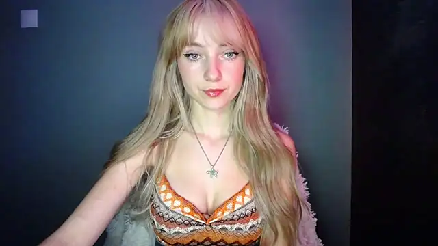 Snapshot of LuciaYoung chatting on 11.09.25 LuciaYoung online show from 11.09.25